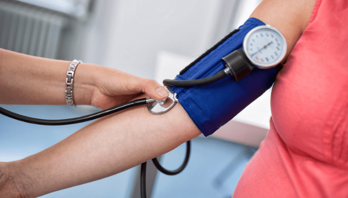 ¿Cómo afecta la presión arterial alta a la salud cardiovascular?