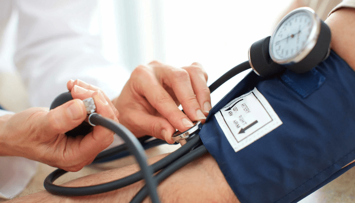 ¿Cómo afecta la presión arterial alta a la salud cardiovascular?