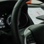 Financiar carro usado: com ou sem entrada em 2025? Painel de carro usado com documentos financeiros e calculadora, simbolizando a decisão de financiamento.