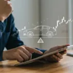Investimentos para o Futuro: Carro Novo sem Prejudicar Aposentadoria Pessoa analisando gráficos financeiros e um carro ao fundo, simbolizando o planejamento entre investimentos e compra de veículo.