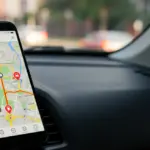 Smartphone exibindo um aplicativo de navegação GPS com trânsito em tempo real e rota otimizada, destacando a economia de combustível.