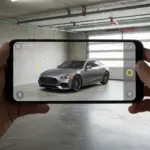 Pessoa usando smartphone para projetar um carro em realidade aumentada dentro de uma garagem, avaliando o espaço.